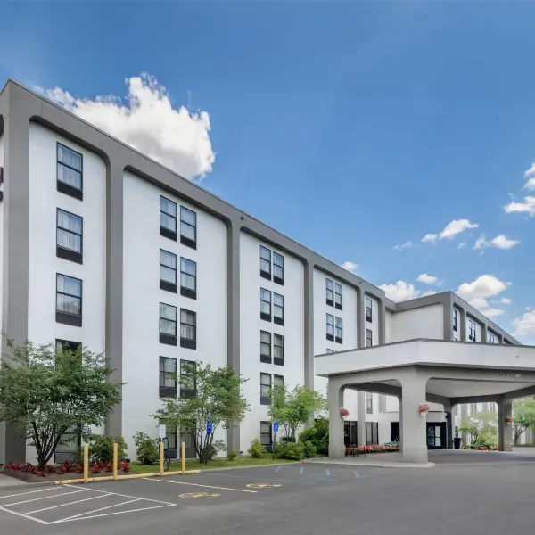 Hampton Inn Albany Wolf Road Airport exterior and covered entrance