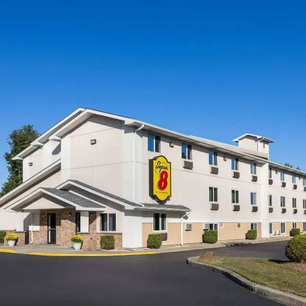 Super 8 by Wyndham Latham Albany Airport exterior and driveway